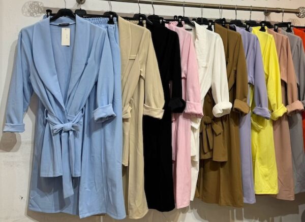 Traje chaqueta con lazada
