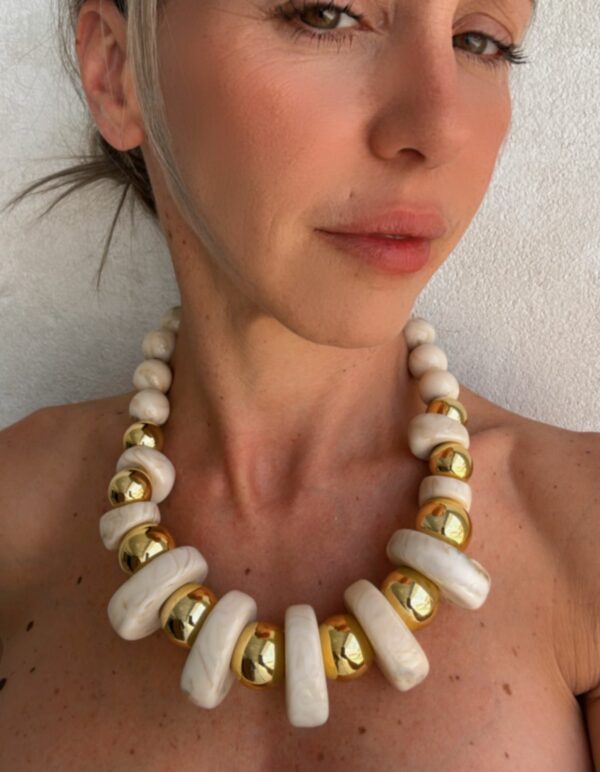 Collar calacatta gold de esferas doradas y piedras efecto nácar