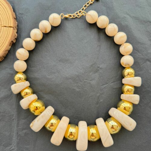 Collar calacatta gold de esferas doradas y piedras efecto nácar