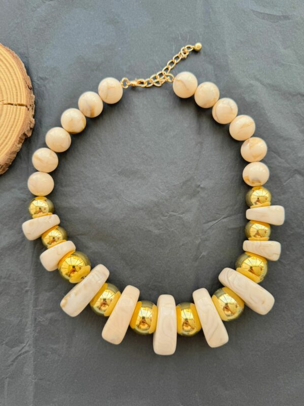 Collar calacatta gold de esferas doradas y piedras efecto nácar