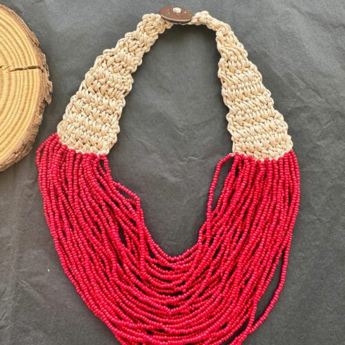 COLLAR DE HEVRAS DE CUENTAS PEQUEÑAS •⁠ ⁠materiales: Acrílico •⁠ ⁠Cierre: botón madera •⁠ ⁠Color: Rojo y beige