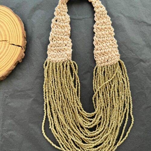 Collar-de-multiples-hilos-con-cuentas-de-semillas-de-color-oro
