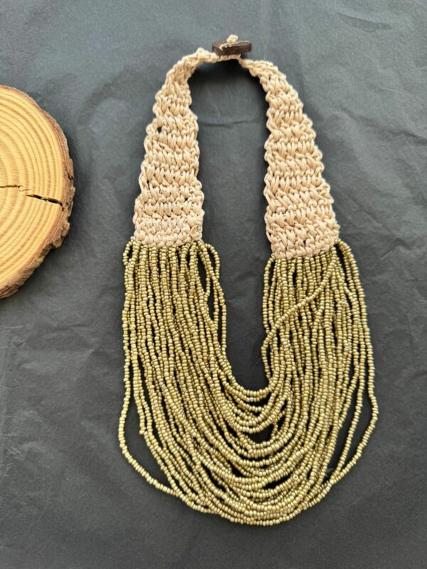 Collar-de-multiples-hilos-con-cuentas-de-semillas-de-color-oro