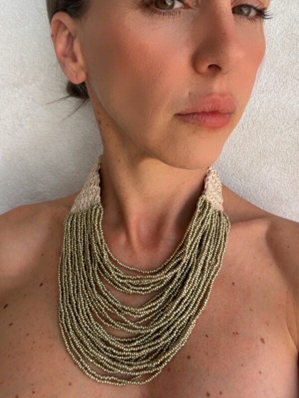 Collar-de-multiples-hilos-con-cuentas-de-semillas-de-color-oro