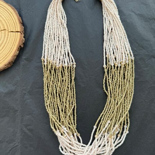 Collar-de-multiples-hilos-con-cuentas-de-semillas-de-color-oro-y-blanca