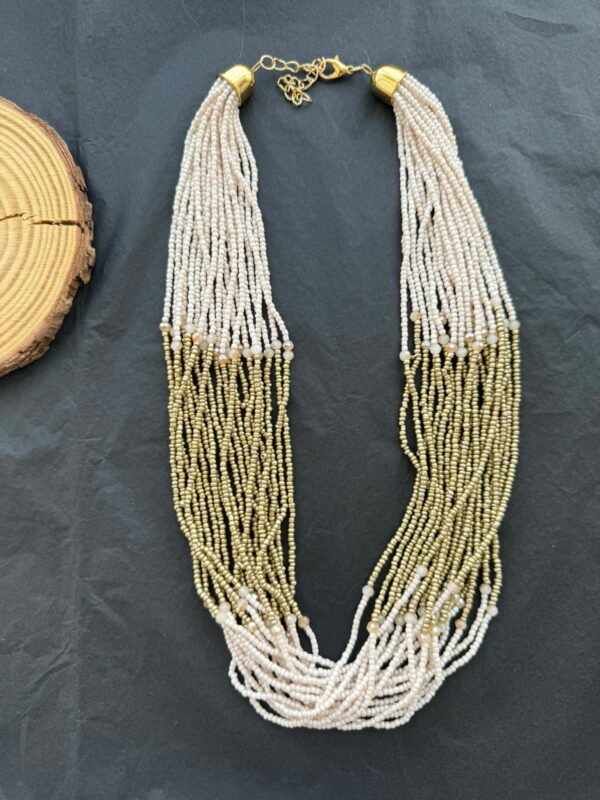 Collar-de-multiples-hilos-con-cuentas-de-semillas-de-color-oro-y-blanca