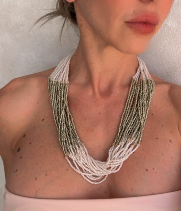 Collar-de-multiples-hilos-con-cuentas-de-semillas-de-color-oro-y-blanca