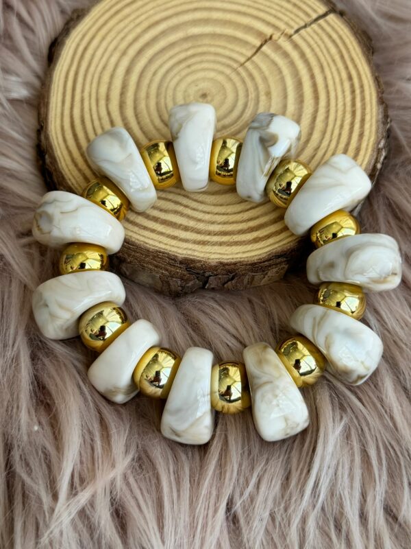 PULSERA de piedras efecto mármol y esferas doradas