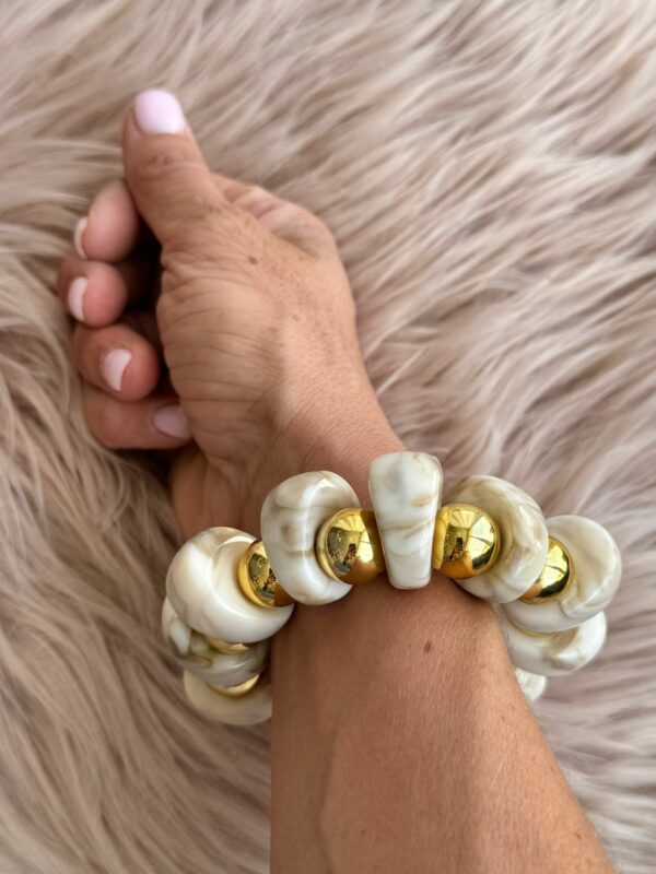 PULSERA de piedras efecto mármol y esferas doradas
