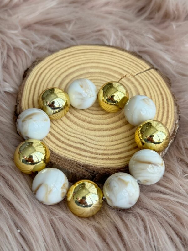 PULSERAS de esferas doradas y piedras efecto nácar.